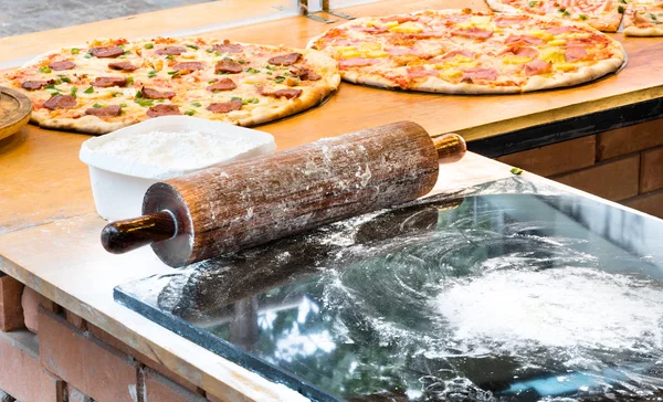 Vera pizza italiana - Preparazione dal vivo — Foto Stock