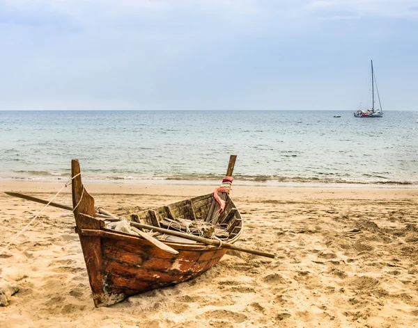 Vecchia barca da pesca spiaggiata - Stile asiatico — Foto Stock