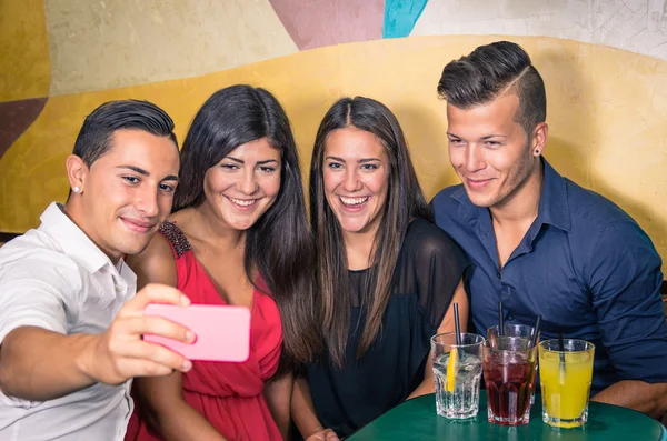 Grupo de amigos tirando uma foto com smartphone — Fotografia de Stock