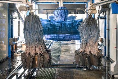 Modern otomatik carwash mavi fırçaları ile