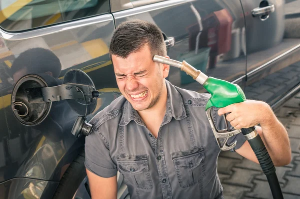 Giovane adulto spararsi oltre pazzo benzina e prezzi del carburante . — Foto Stock