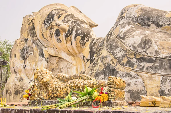 Stora och små gyllene liggande buddha i ayutthaya, thailand — Stockfoto