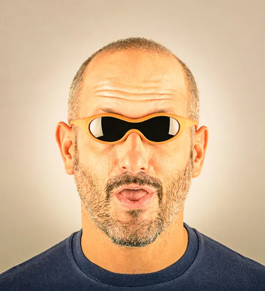 Retrato de un hombre estúpido con gafas de sol demasiado pequeñas —  Fotos de Stock