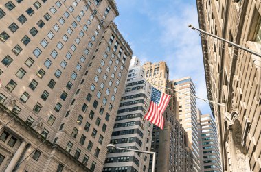 wall Street - new york finans bölgesine Amerikan bayrağı
