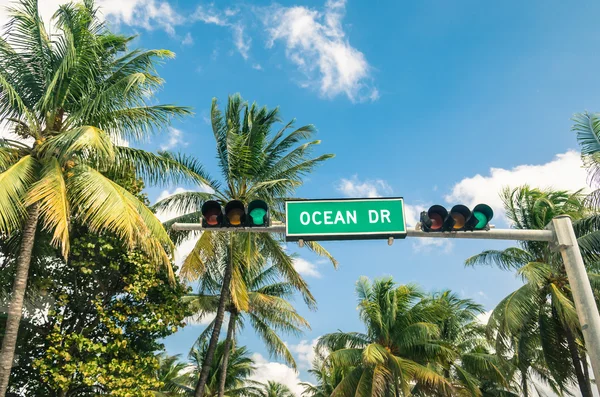 Ocean Drive em Miami - Sinal de estrada e semáforo verde — Fotografia de Stock