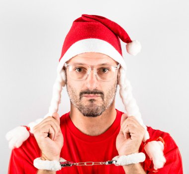 Noel Noel Baba şapkası ile ciddi adam
