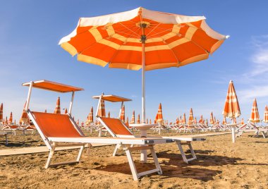 plaj şemsiyeleri - sezon başında rimini beach, İtalya
