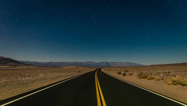 在死亡谷的夜晚的沙漠公路 — 图库照片