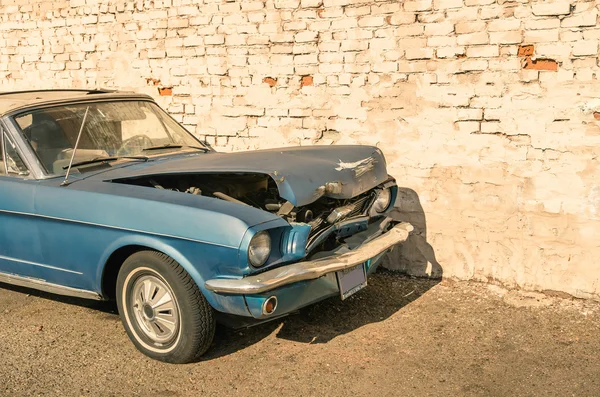 Abandonado carro vintage após um acidente frontal — Fotografia de Stock