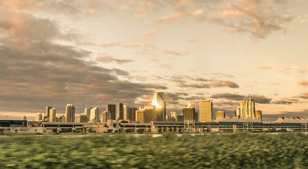 Miami városára, a gyorshajtás autó napkeltekor — Stock Fotó