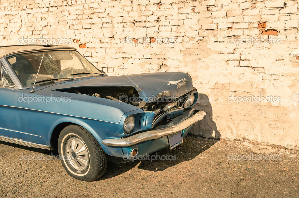 Abandoned Vintage Car After A Frontal Crash Accident Stock Photo By C Viewapart 38199555