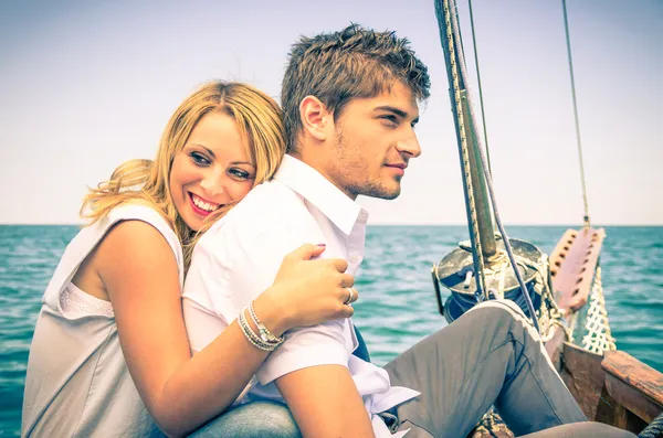 Paar in Love - huwelijksreis op het zeilschip — Stockfoto