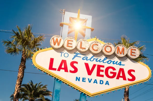 " Welkom bij Fabulous Las Vegas "teken op een heldere zonnige dag — Stockfoto