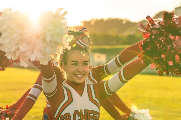 Portrait d'une pom-pom girl en action — Photo