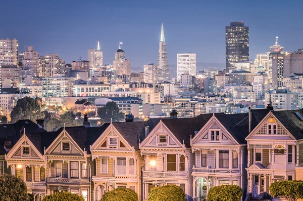 Окрашенные дамы - горизонт Сан-Франциско — стоковое фото
