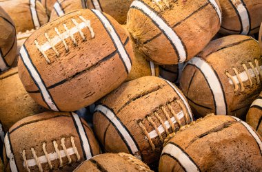 Amerikan futbolu simgeleri boyalı hindistancevizi