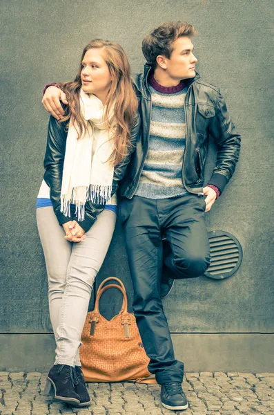 Moda moderna Pareja en un momento de mutuo desinterés — Foto de Stock