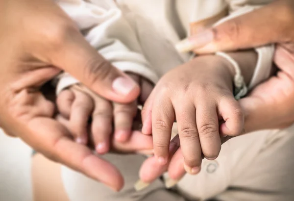 Mãos asiáticas - Mãe e Filho — Fotografia de Stock