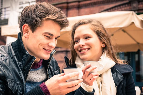 Junges Paar genießt eine Tasse Kaffee — Stockfoto