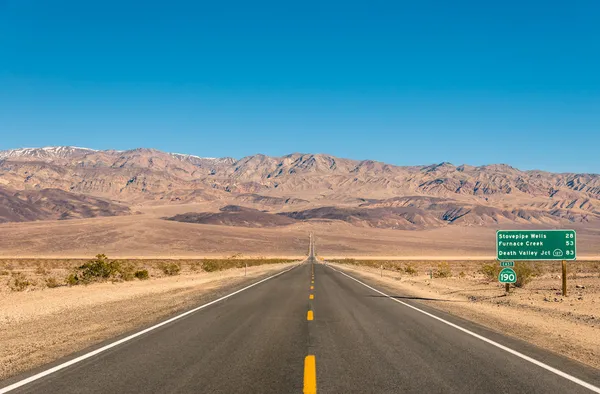 Death valley w Kalifornii - pustej drodze nieskończone na pustyni — Zdjęcie stockowe