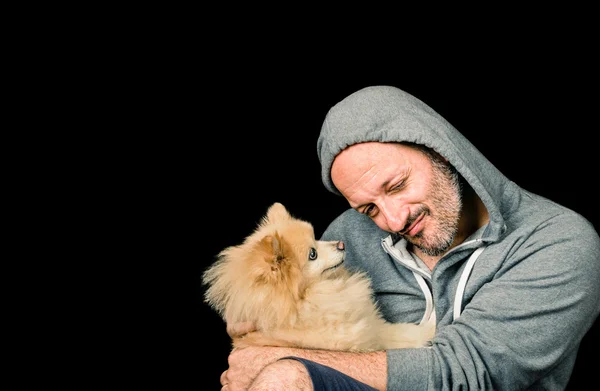 Hombre con perro sobre fondo negro — Foto de Stock