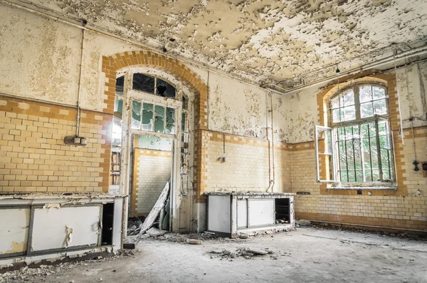 Övergivna sjukhus i beelitz heilstaetten nära berlin på tyska — Stockfoto