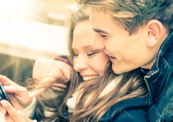 Verliebte Paare amüsieren sich mit Smartphone — Stockfoto