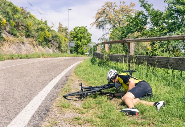 Велосипед аварії на дорозі - байкер в неприємності — стокове фото