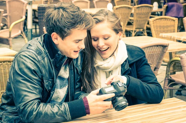 Paar liefhebbers kijken naar foto's op een digitale camera — Stockfoto