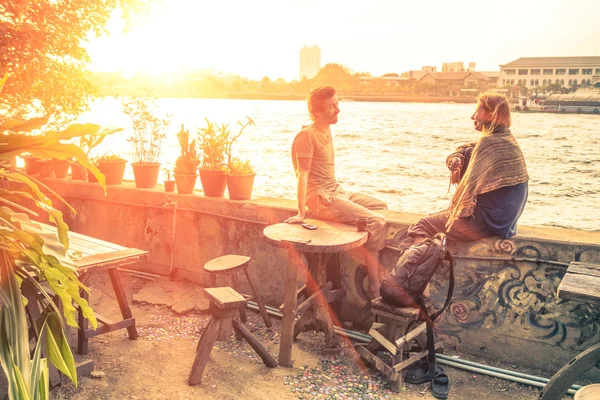 Couple d'amis parlant au coucher du soleil — Photo