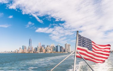 New york - hudson Nehri ile Amerikan fla manhattan manzarası