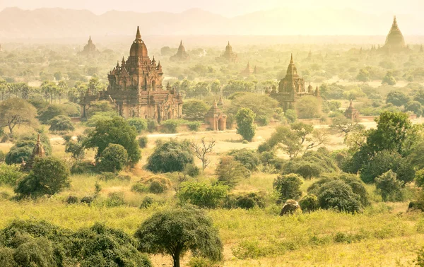 Pagodes antigos em Mianmar - Vista aérea do vale de Bagan — Fotografia de Stock