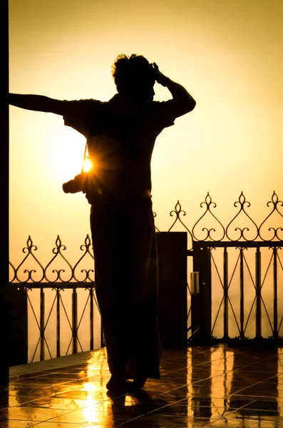 Fotograf macht Rast auf Mandalay Hill - myanmar burma — Stockfoto