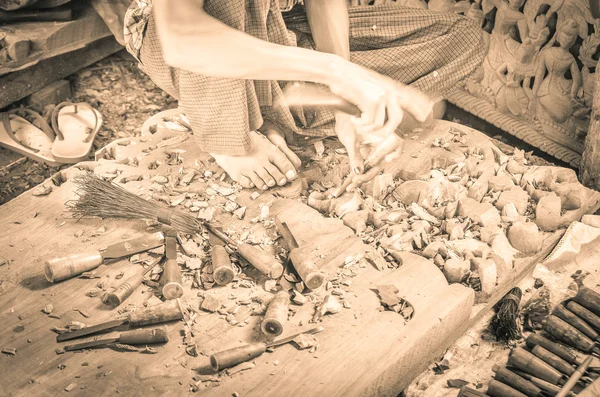 Traditioneller Handwerker in einem Schnitzlabor für Holzskulpturen — Stockfoto