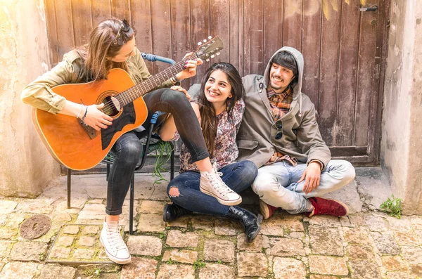 Adolescentes melhores amigos tocando guitarra ao ar livre — Fotografia de Stock