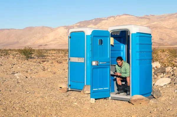 Lelaki yang duduk di Toilet di tengah gurun - Death Va — Stok Foto