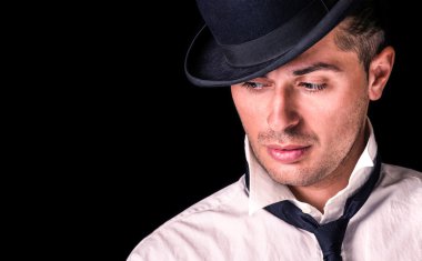 yakışıklı adam Melon ve kravat - derin ciddi ifade