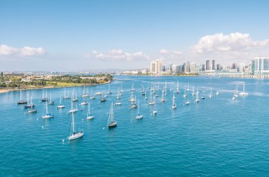San diego manzarası ve waterfront ve yelkenli tekneler