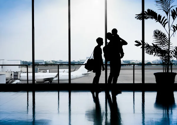 Familie in een mooi moment op de luchthaven van vertrek te wachten — Stockfoto