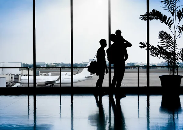 Familjen en trevlig stund på flygplatsen väntar på avgång — Stockfoto