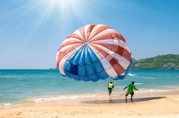 Parasailing en Patong Beach en Phuket - Tailandia Deportes extremos —  Fotos de Stock