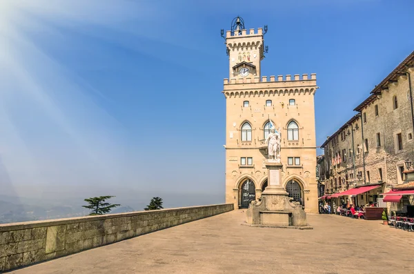 Openbare paleis en het Vrijheidsbeeld in de Republiek san marino — Stockfoto