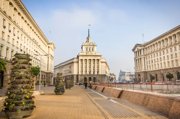 Platz ploshtat nezavisimost mit dem "Largo" -Gebäude der ehemaligen Kommunistischen Partei - sofia bulgaria — Stockfoto