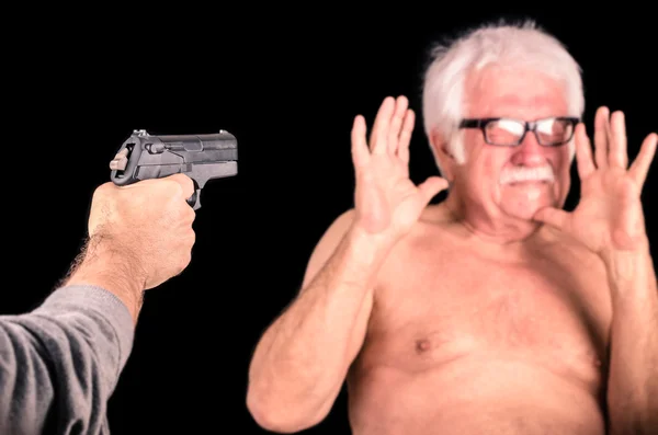 Criminal theratening scared old man with a Gun — Stock Photo, Image