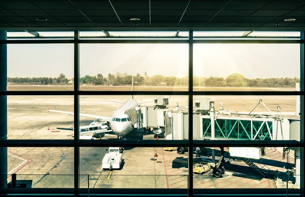 Aeroporto moderno com avião no portão do terminal pronto para decolagem — Fotografia de Stock