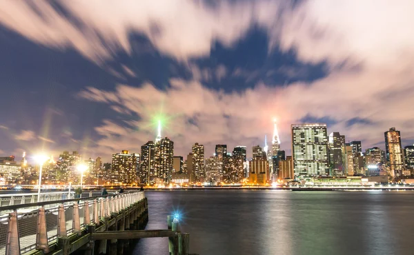 Manhattan Nowy Jork - Skyline w nocy z Long Island - Downtown — Zdjęcie stockowe