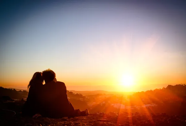 Couple amoureux au coucher du soleil - San Francisco Twin Peaks — Photo