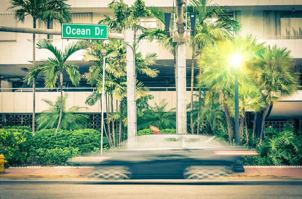 Modern car speeding along Ocean Drive in Miami South Beach before sunset — Stock Photo, Image