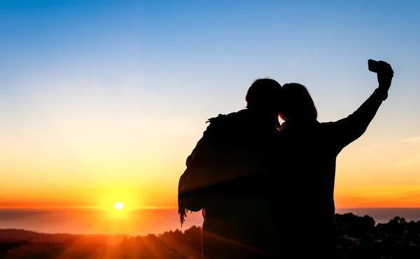 Paar beste vrienden nemen een selfie tijdens zonsondergang te twin peaks in san francisco — Stockfoto