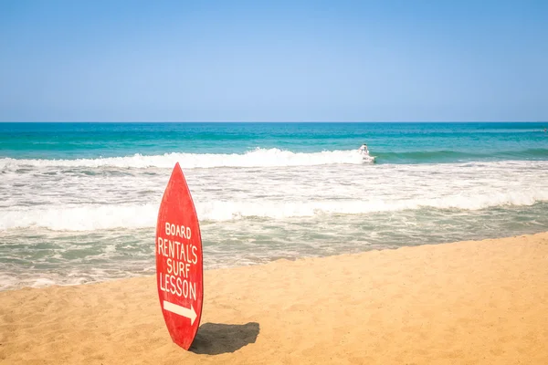 Tabla de surf en playa exclusiva - Destinos escolares de surf en todo el mundo — Foto de Stock